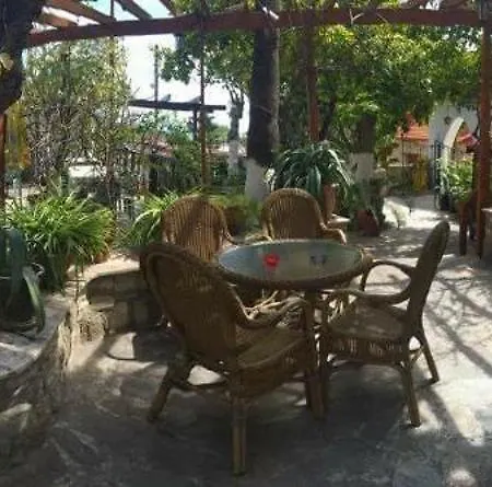 The Bunch Of Grapes Pissoúri