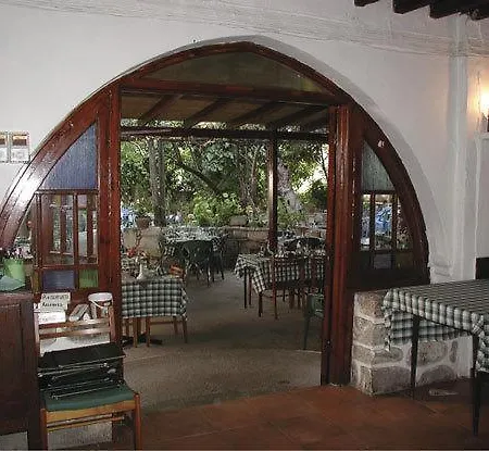 The Bunch Of Grapes Pissoúri